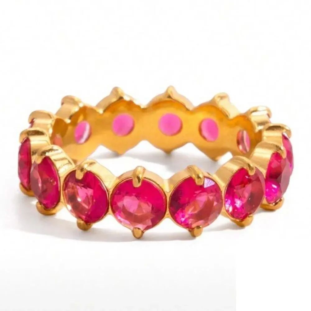 Gold Ring with Vibrant Pink Stones Q662